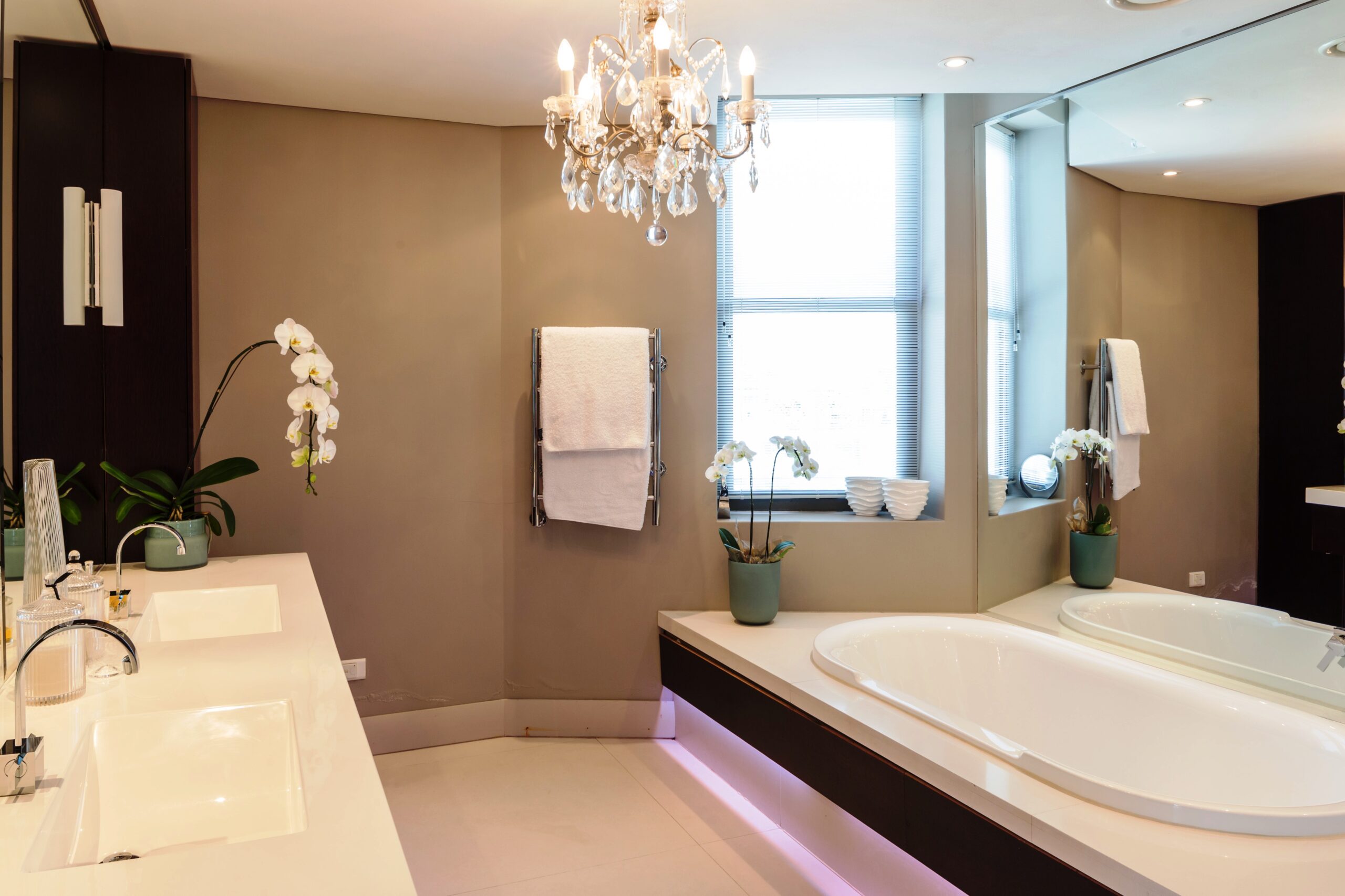 Palgrave 501 bathroom with bath and chandelier
