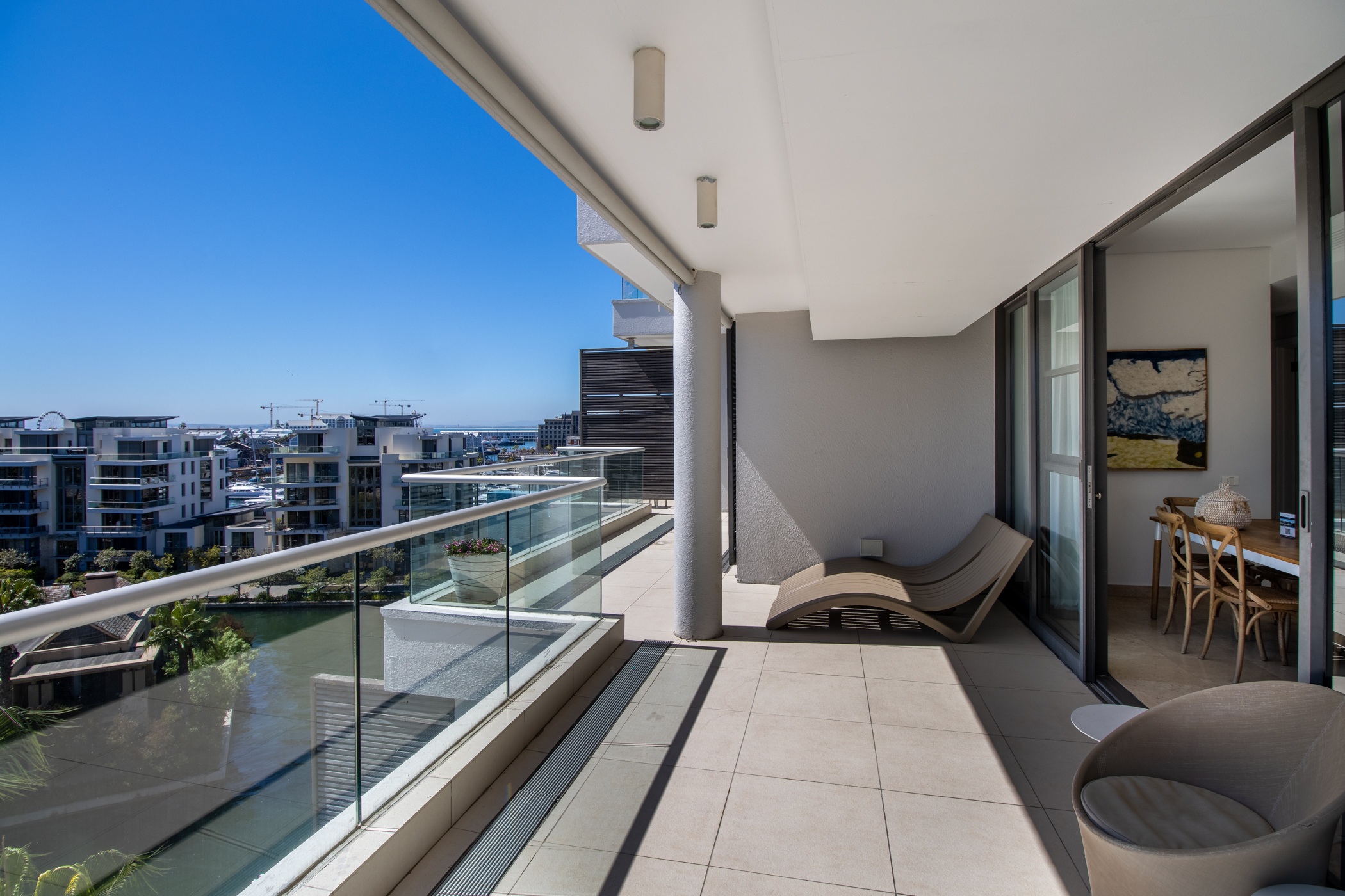 Juliette 603 balcony and outdoor dining area