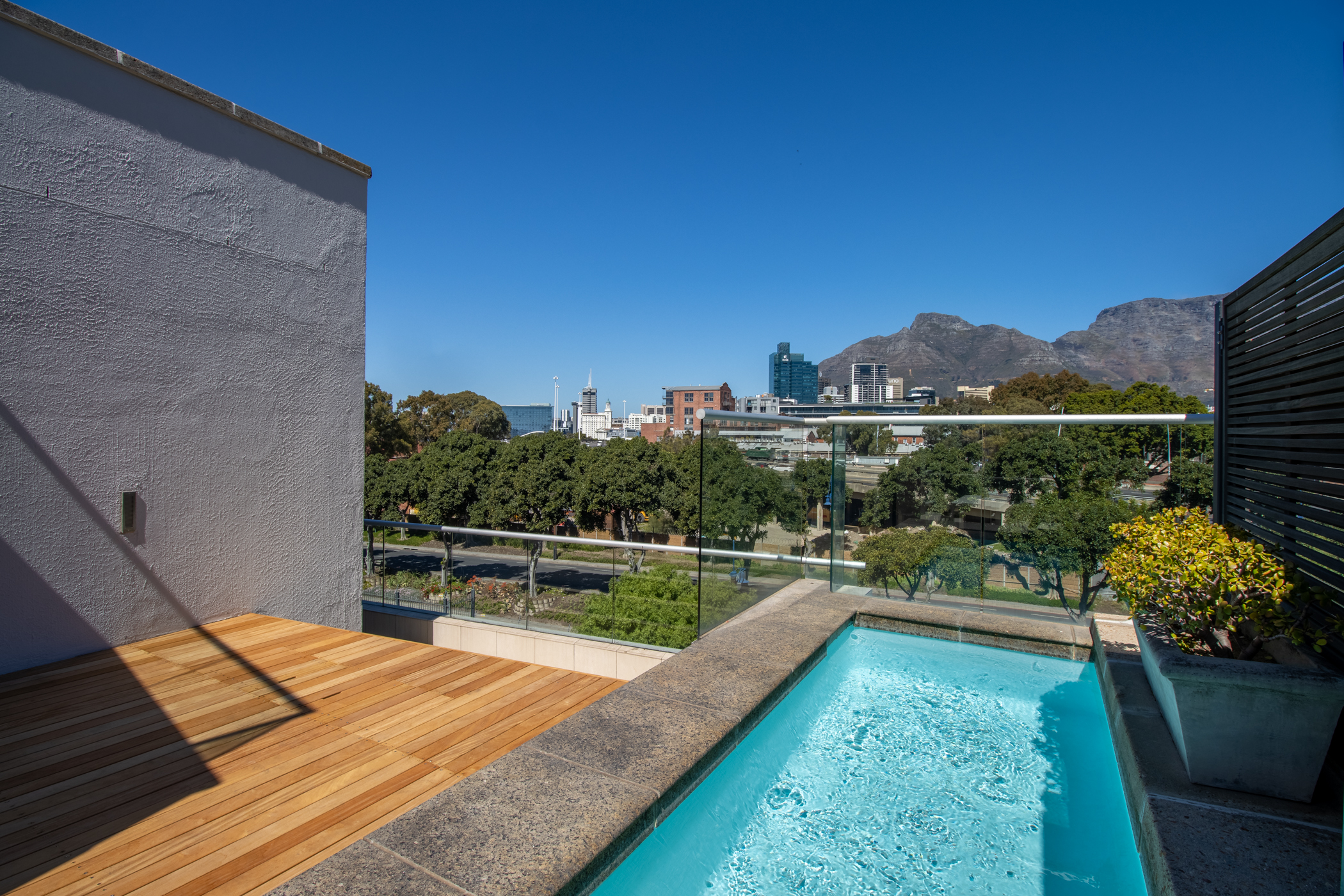 Juliette 603 splash pool and outdoor deck