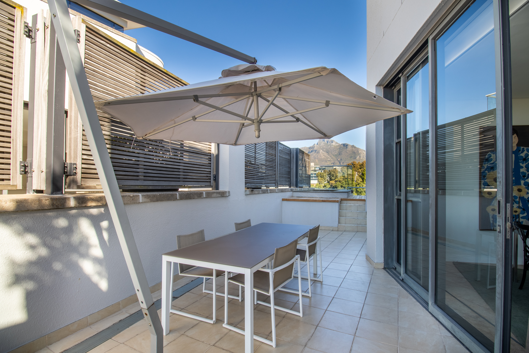 Juliette 604 outdoor dining area