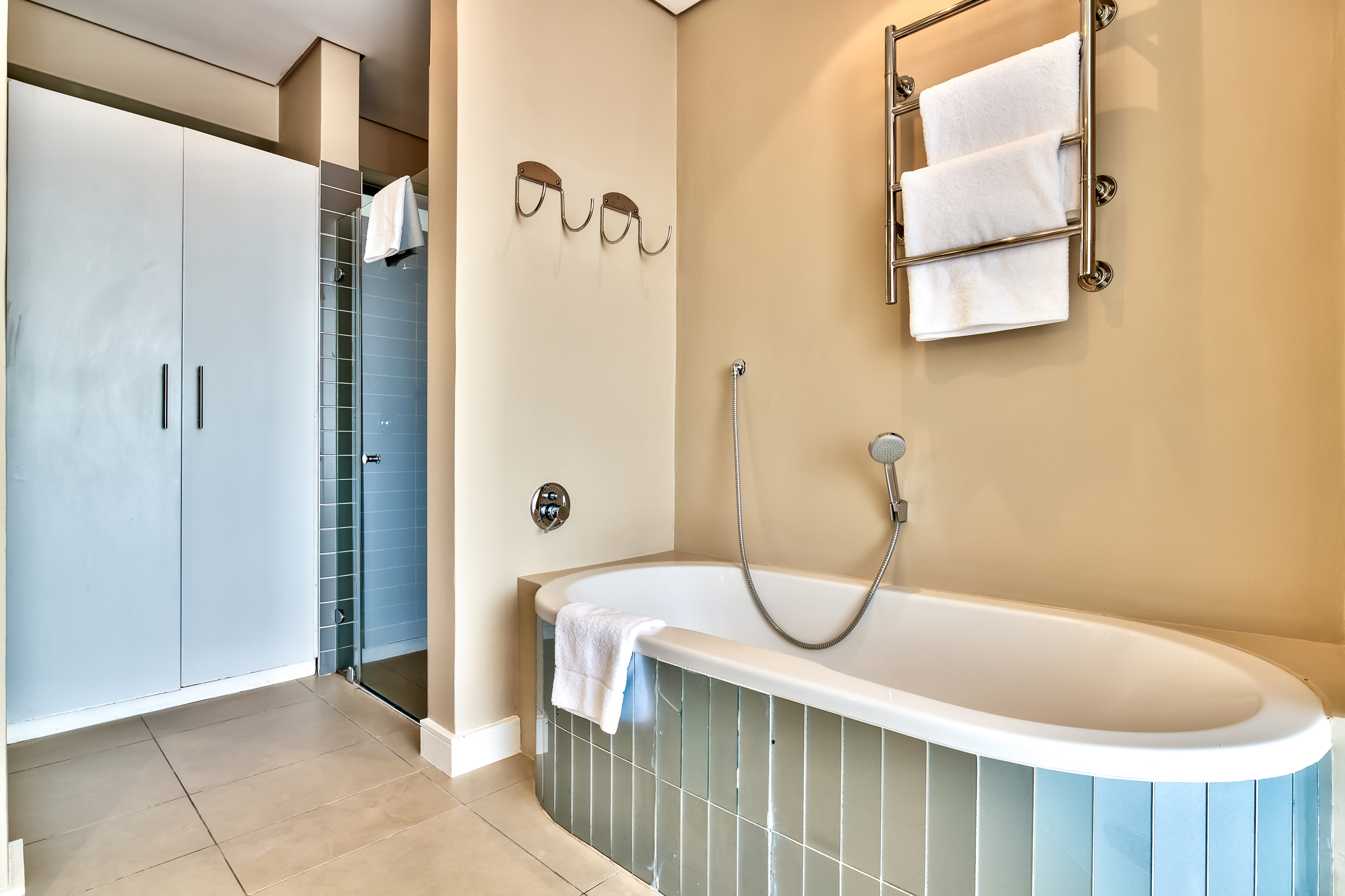 Juliette 602 bathroom with bathtub and heated towel rail