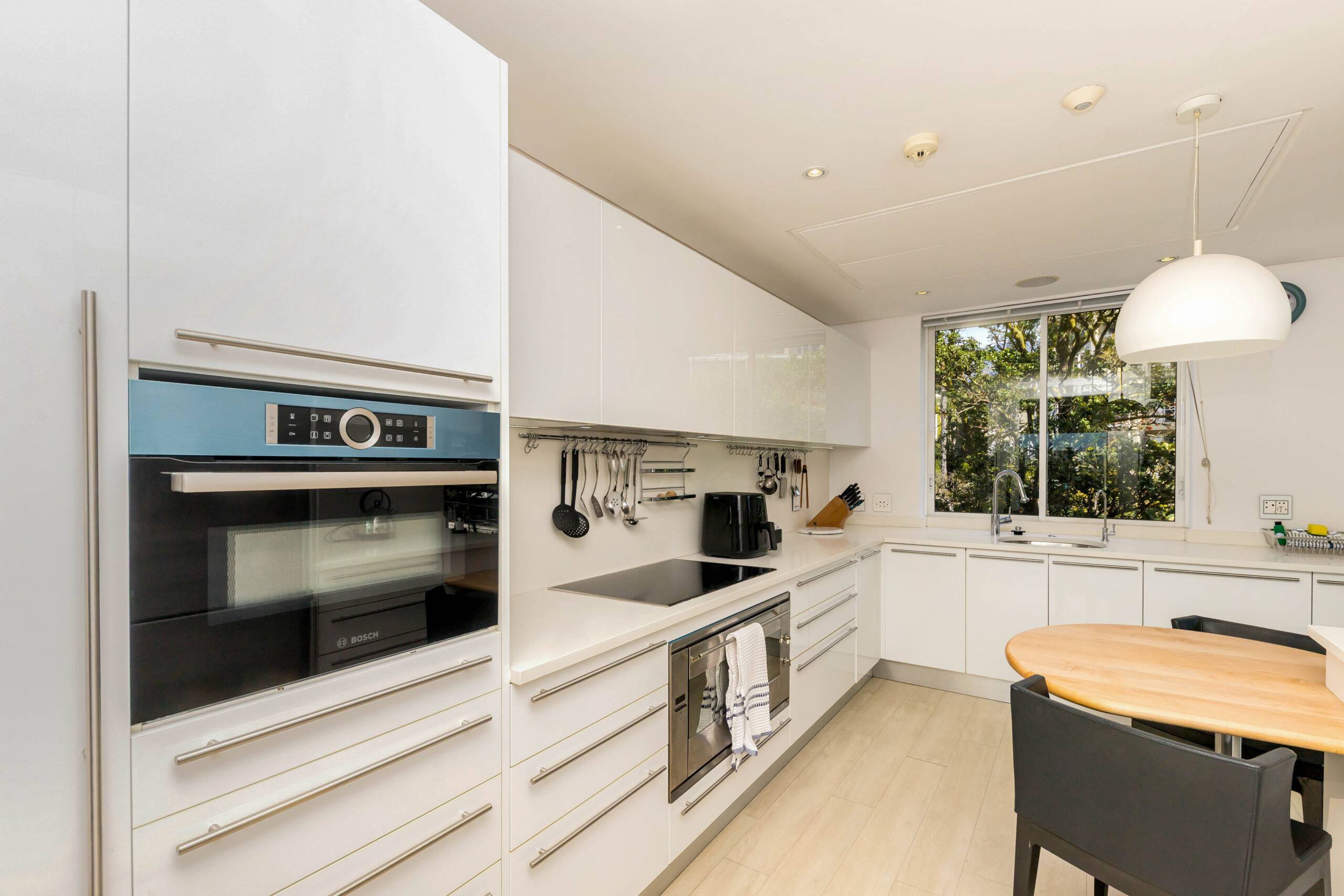 Parergon 106 kitchen with integrated oven and breakfast table